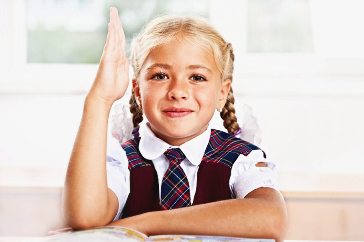 Оля была прилежной ученицей. Дети в школе. Девочка поднимает руку на уроке. Поднятая рука на уроке. Школникподнемает руку.